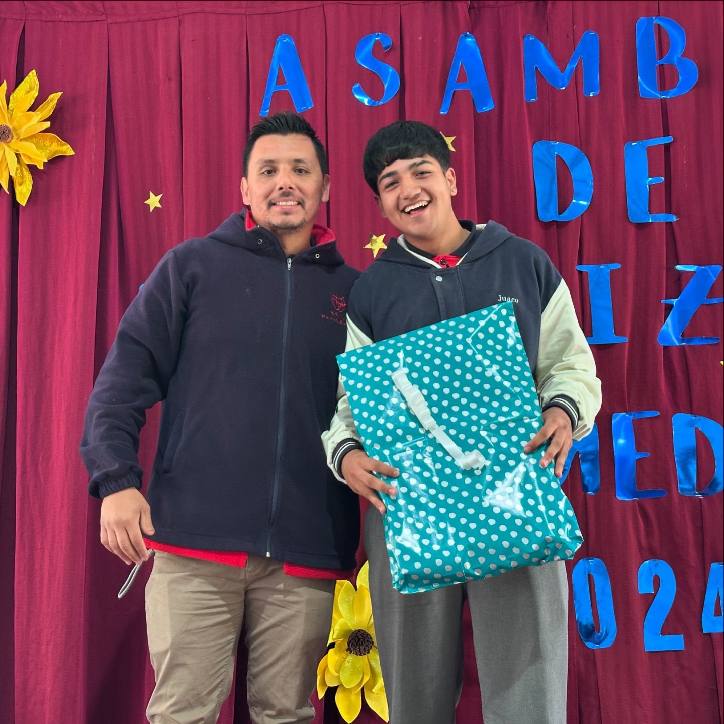 ASAMBLEA DESPEDIDA CUARTOS MEDIOS Y CAMBIO DE ESTANDARTES.