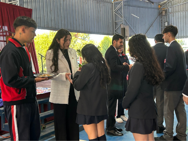 IV° Medios reciben piocha SSCC en Eucaristía de inicio Escolar