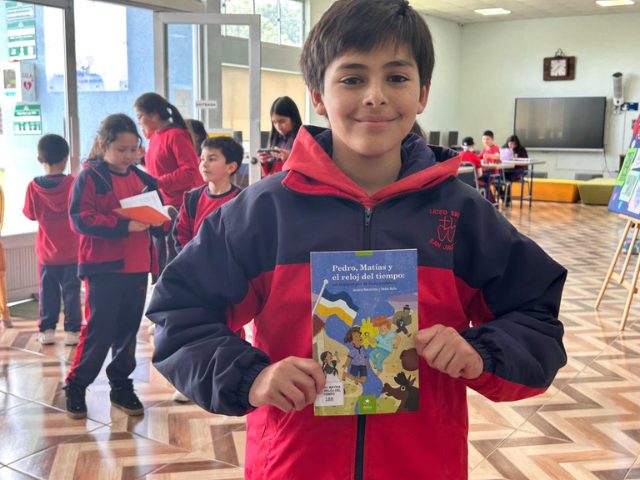 CRA celebra Día de las bibliotecas regalando libros