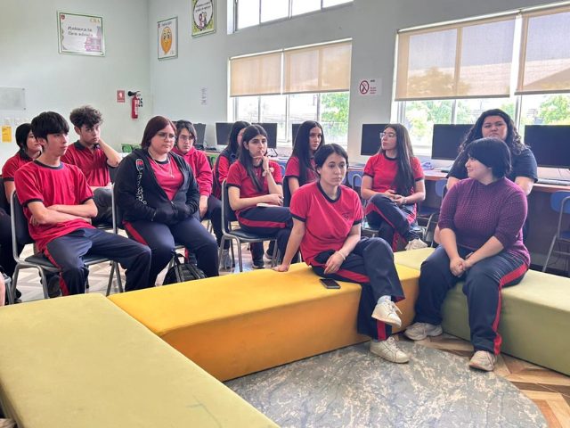 Escritores maulinos participan en conversatorio de taller literario