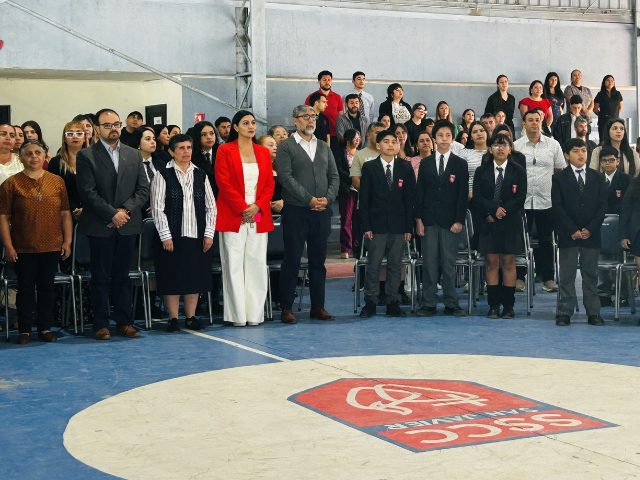 Estudiantes reciben reconocimiento a la excelencia, esfuerzo y compañerismo