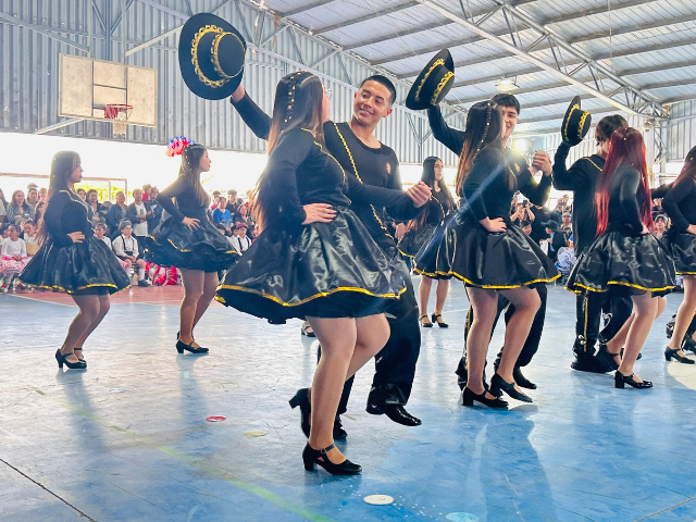 Estudiantes se lucen con bailes por Fiestas Patrias