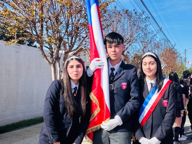 Liceo SS.CC. rinde homenaje a Chile en desfile comunal