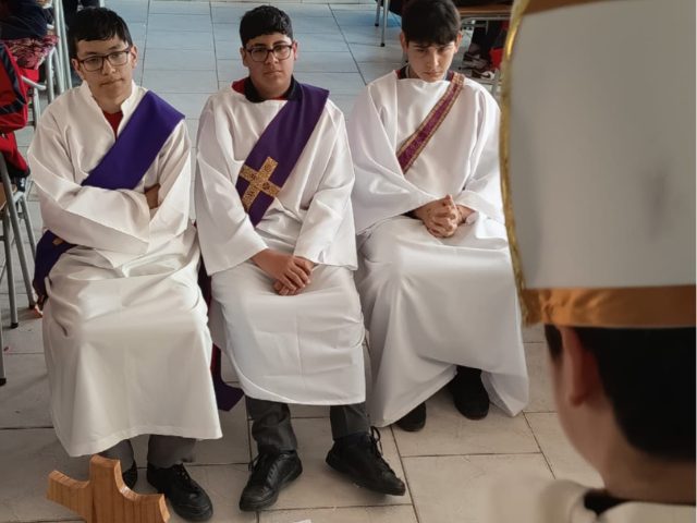 Octavos Básicos estudian los Sacramentos con actividad lúdica