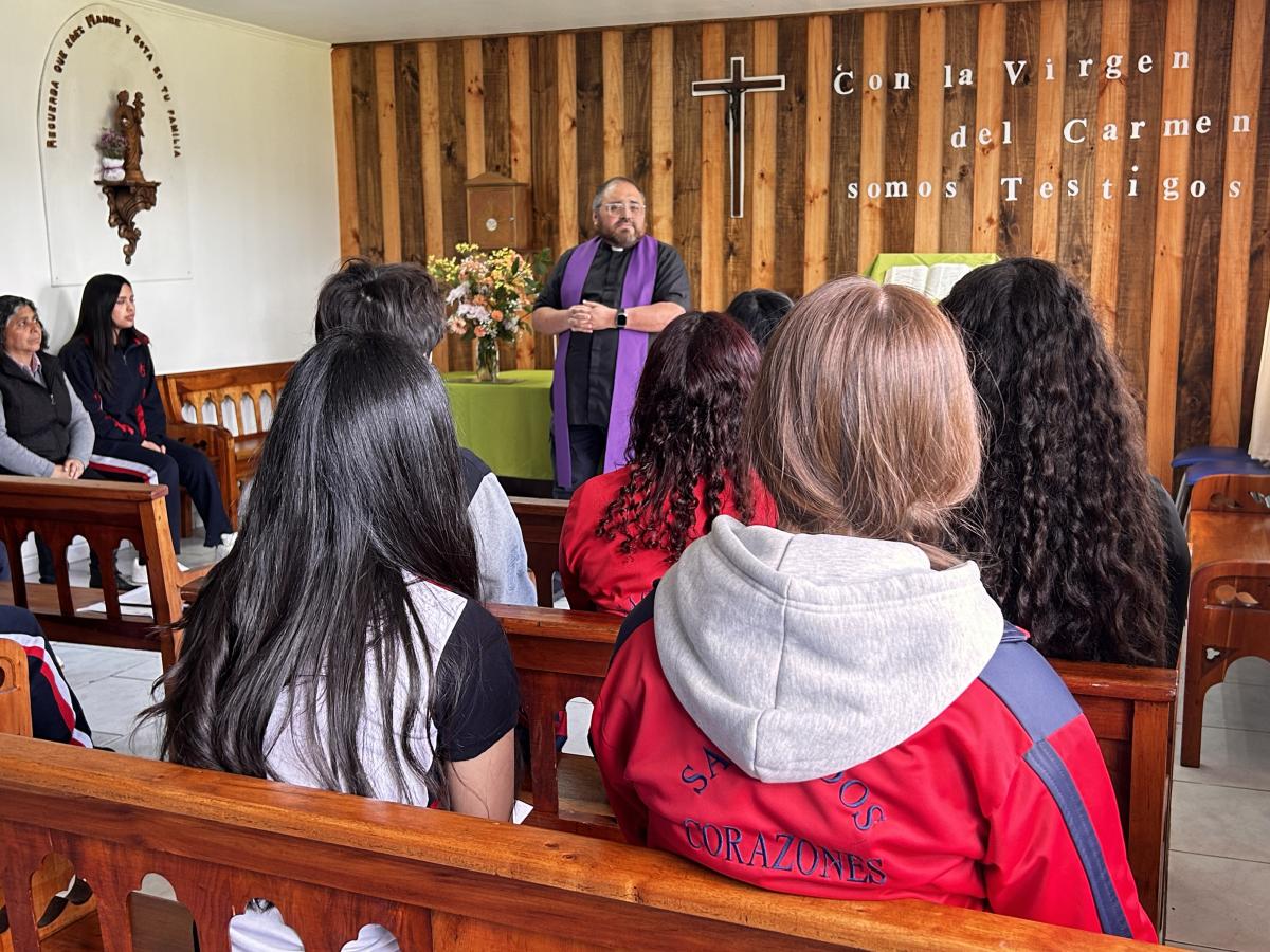 Estudiantes vivieron una jornada de reflexión y confesiones antes de su Confirmación