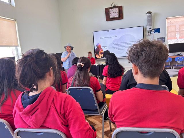 Escritores maulinos participan en conversatorio de taller literario