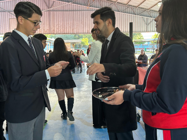 IV° Medios reciben piocha SSCC en Eucaristía de inicio Escolar