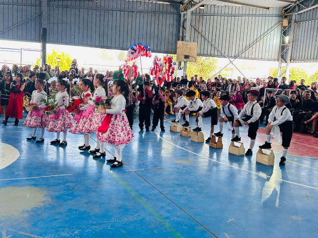 Estudiantes se lucen con bailes por Fiestas Patrias