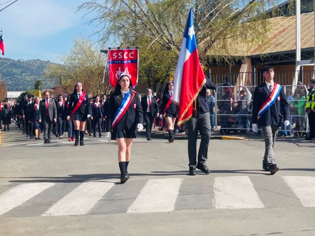 Liceo SS.CC. rinde homenaje a Chile en desfile comunal